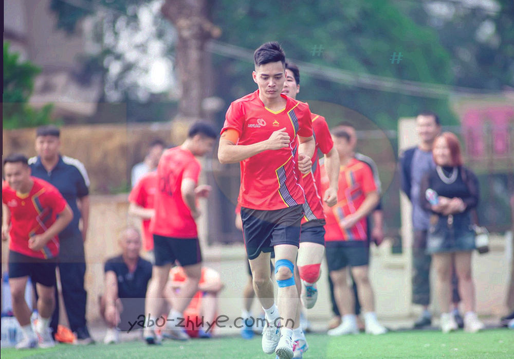 两份标注了不同颜色记号的对照文件并排平放，纸面上留有校订痕迹